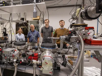 Podoktorska raziskovalka Hui Zhao, profesor Dragan Mihailović ter raziskovalca Igor Vaskivskyi in Gregor Jecl ob napravi na Institutu Jožef Stefan, ki je bila razvita na podlagi odkritij leto&scaron;njih Nobelovih nagrajencev za fiziko. Profesor Mihailović nagrajeno znanstvenico Anne L'Huillier tudi osebno pozna in z njo sodeluje. Foto: Marjan Verč/IJS