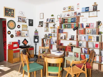 Novo ljubljansko knjigarno odlikujeta nekonvencionalnost in spro&scaron;čenost. Pri vizualni podobi je sodeloval tudi slikar Matej Stupica.&nbsp;