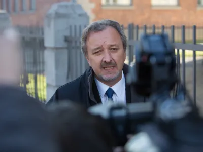 Nekdanji veleposlanik v Avstraliji Milan Balažic pred MZZ, medijem predstavil poročilo o okoli&scaron;činah odpoklica, ki ga je prejel od KPK, <br><br><br>- 12.01.2016 pred Ministrstvom za zunanje zadeve (MZZ) - predstavitev zaključnih ugotovitev Komisije za preprečevanje korupcije (KPK) v primeru Tajna diplomacija, ki se nana&scaron;a na dejavnost preiskovancev zunanjega ministra Karla Erjavca, biv&scaron;e premierke Alenke Bratu&scaron;ek ter odpoklic Milana Balažica z veleposlani&scaron;kega mesta v Avstraliji;<br><br><br>//FOTO: Maja Marko