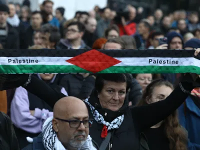 - simbolična fotografija - Palestina - palestinska zastava<br><br>- 19.10.2023 &ndash; Trg republike &ndash; Shod za Palestino, ki ga je pod geslom Konec nasilju - konec apartheidu pripravilo gibanje za pravice Palestincev - shod zaradi nedavne eskalacije nasilja v Izraelu in Palestini <br><br>//FOTO: Luka Cjuha