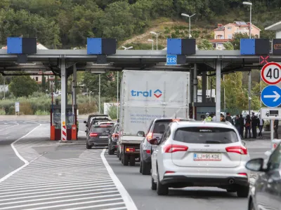 - kolona na meji- mejni prehod Dragonja - slovensko-hrva&scaron;ka meja- policija izvaja selektivni nadzor za vse, ki vstapojo iz Hrva&scaron;ke. - 2110.2023 &ndash; ponovni začasni nadzor na mejnih prehodih - uvedba deset dnevnega nadzora na mejah s Hrva&scaron;ko in Madžarsko - 12 kontrolnih točk na hrva&scaron;ki in dve na madžarski meji - //FOTO: Bojan Velikonja