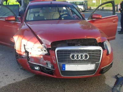 25-letnik s &Scaron;vedske je bežal pred policijo in se zaletel v zid. 