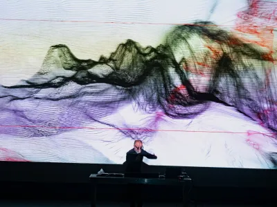 Simone Bosco: REbirth, performans <br>REbirth / Ponovno rojstvo je avdio-vizualna predstava v živo, v kateri se slike v realnem času odzivajo na zvok in tako oblikujejo izjemno čustveno izku&scaron;njo. <br>Kulturni dom Nova Gorica <br><br>Foto: Janko Lipov&scaron;ek<br>