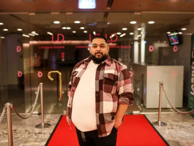 - Edmond Olah (Edmond Kolompar), igralec v nagrajenem madžarskem filmu Tri tisoč o&scaron;tevilčenih opek, režiserja Adama Cs&aacute;szia- 18.11.2023 - 34. Ljubljanski mendarodni filmski festival Liffe 2023 &ndash; sklepna prireditev in podelitev nagrad //FOTO: Bojan Velikonja