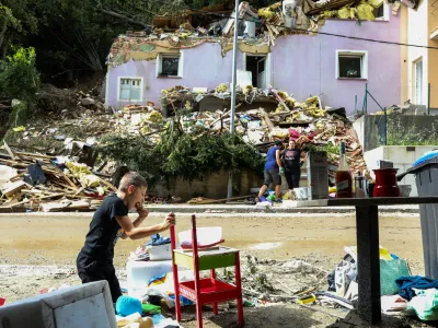 Agencija za okolje trenutno o prihajajočih ujmah in poplavah prebivalce tudi v dobi mobilnih telefonov, pametnih ur in tablic obve&scaron;ča preko klasičnih medijev. Kaj hitro lahko marsikdo spregleda obvestilo. &Scaron;e nekaj mesecev bo preteklo, preden bo končno začel delovati sistem učinkovitej&scaron;ega obve&scaron;čanja državljanov preko SMS-sporočil.&nbsp;