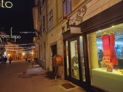 V mestnem jedru &Scaron;kofje Loke tudi letos vabijo s prodajnimi razstavami izbranih izdelkov ustvarjalk in ustvarjalcev.