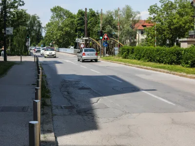 - 13.05.2022 &ndash; Grablovičeva ulica &ndash; asfaltirana cesta na odseku med Pov&scaron;etovo in mostom čez Ljubljanico. - //FOTO: Bojan Velikonja