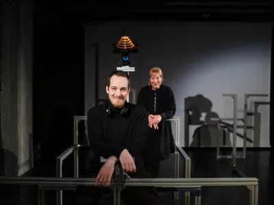 Dunja Zupančič in Aljo&scaron;a Živadinov Zupančič v prostorih zavoda Delak OSMO/ZA.