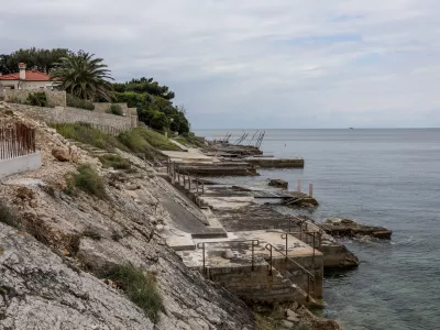 - Na črno zgrajeni pomoli za dostop do morja na območju Crvenog vrha..- 27.04.2024. Problematika črnih gradenj, večinoma slovenskih lastnikov, na območju občine Umag v hrva&scaron;ki Istri.//FOTO: Bojan Velikonja