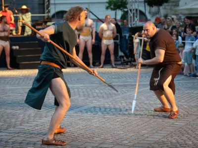 Videli boste več dvobojev, med drugim se bosta spopadla suličarja.&nbsp;