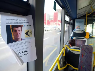 Tako so leta 2011, ko je izginili, po Zagrebu iskali pogre&scaron;anega Seada Kukuruzovića. Letak je prilepljen na okno mestnega avtobusa.  
