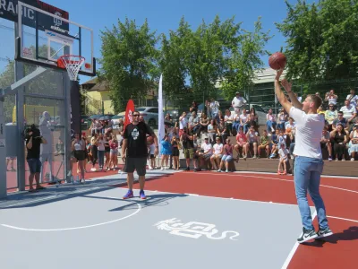 Pri &Scaron;olskem centru Novo mesto so odprli pametni ko&scaron;arki igri&scaron;či, ki nosita ime po dveh vrhunskih slovenskih ko&scaron;arkarjih, Matjažu Smodi&scaron;u in Goranu Dragiću. F Dragana Stanković