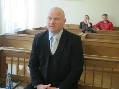 Sodi&scaron;če v Novem mestu ga je spoznalo za nedolžnega napeljevanja k &scaron;tirim umorom, a je bil v priporu leto dni, in zdaj toži državo za 75 tisočakov.