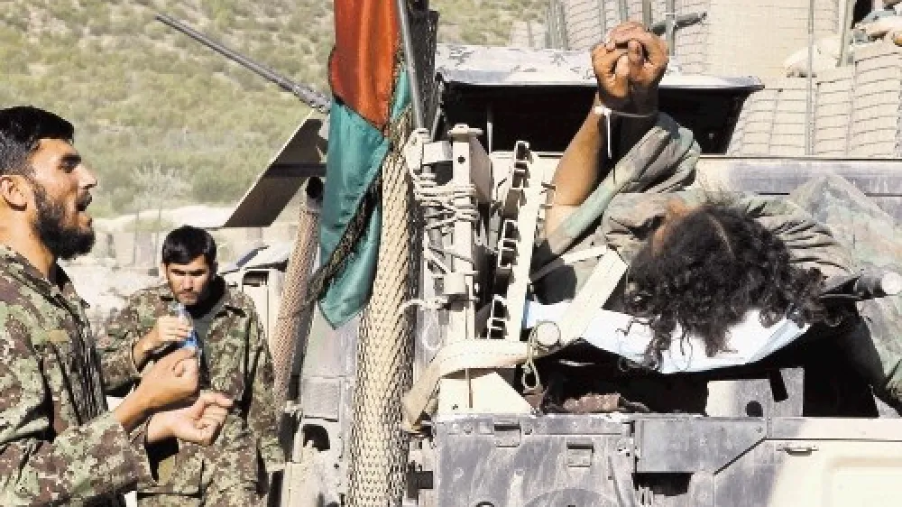 Stiki afganistanskih oblasti s talibani obstajajo na boji&scaron;ču (na fotografiji) in na zakulisnem političnem parketu. Generalni sekretar Nata Rasmussen napoveduje ohranitev voja&scaron;kega pritiska na talibane. "Večji kot bo voja&scaron;ki pritisk, večje so možnosti za njihovo spoznanje, da jim voja&scaron;ko ne bo uspelo zmagati, in bodo zato raje od&scaron;li za pogajalsko mizo."