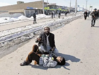 Afganistanske varnostne sile so streljale na  protestnike. Svojci žrtev so policiste opominjali, da se  ne borijo proti njim, temveč proti Natu.