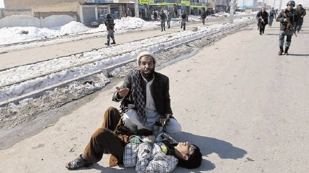 Afganistanske varnostne sile so streljale na  protestnike. Svojci žrtev so policiste opominjali, da se  ne borijo proti njim, temveč proti Natu.