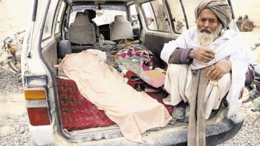 Svojci so trupla sorodnikov iz okrožja Pandžvaji odvažali z avtomobili. Med ubitimi je bilo devet otrok in &scaron;tiri ženske.