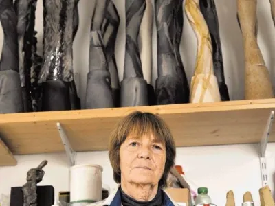 Kiparka Dragica Čadež Lapajne, du&scaron;a keramičnega trienala Unicum, v svojem ateljeju.&nbsp;