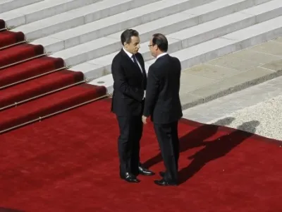 Biv&scaron;i predsednik Nicolas Sarkozy in njegov naslednik Fran&ccedil;ois Hollande sta si  ob primopredaji poslov segla v roke.
