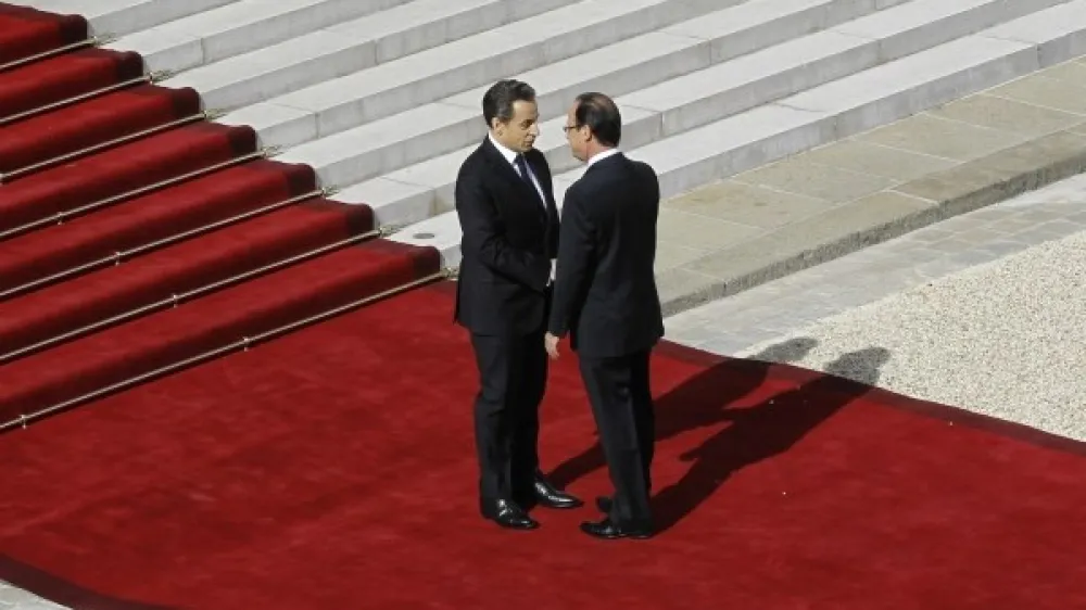 Biv&scaron;i predsednik Nicolas Sarkozy in njegov naslednik Fran&ccedil;ois Hollande sta si  ob primopredaji poslov segla v roke.