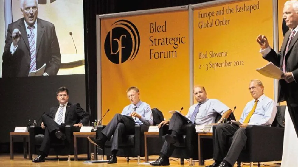 Udeleženci osrednje razprave na blejskem strate&scaron;kem forumu: (z  desne sedijo) generalni sekretar Organizacije za  gospodarsko sodelovanje in razvoj Angel Gurria, predsednik Evropske banke za obnovo in razvoj Suma Chakrabarti,  evropski komisar za okolje Janez Potočnik ter slova&scaron;ki zunanji minister Miroslav Lajčak.