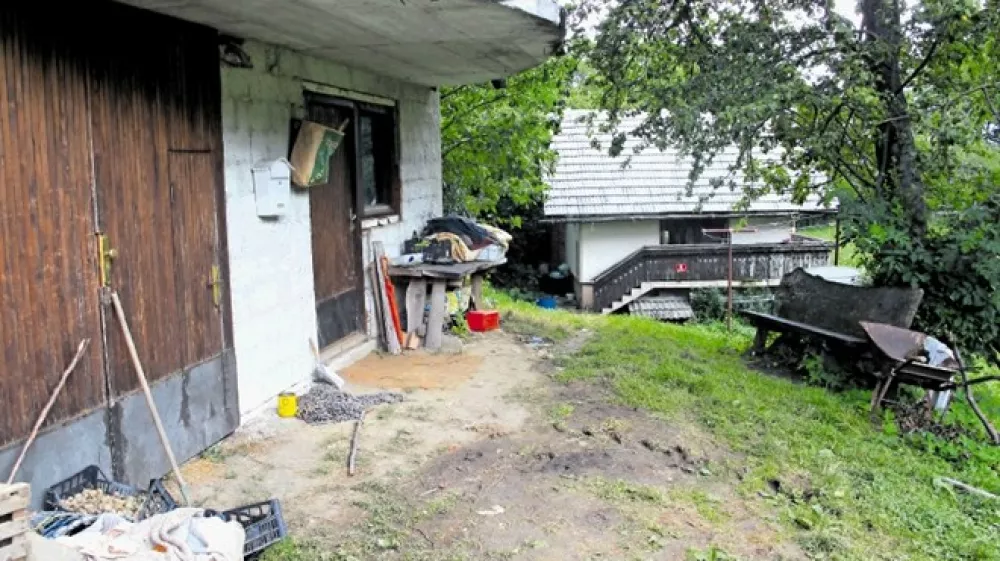 Umorjenega Bajdeta je osumljeni Sulejmanović odvrgel v globel lučaj od Bajdetove kmetije na Ključevici 6.