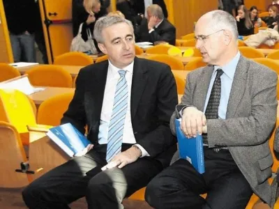 Sojenje je bilo preklicano zaradi nevročenega obtožnega predloga Zalarju (levo) ter vabila Fi&scaron;erju in opravičila njegovega zagovornika. Datum novega naroka je 6. november.