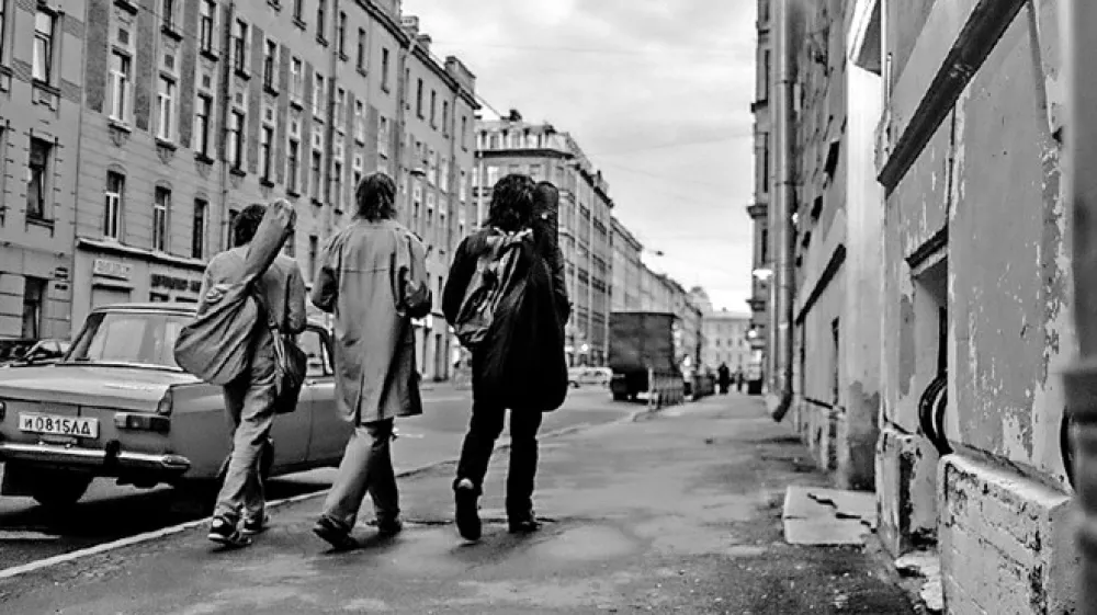 Poletje, film začasno priprtega Kirila Serebrenikova, je postavljeno v ustvarjalno rodovitno leningrajsko okolje z začetka osemdesetih let, ko so se porajali rockovska scena in prvi znaki uporni&scaron;ke mladostne subkulture.