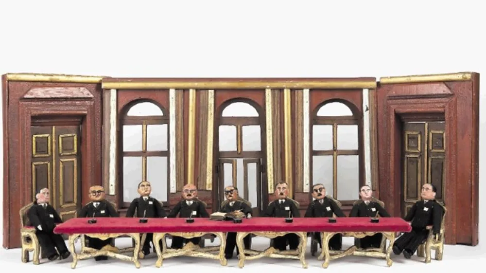 Člani prve vlade prve republike, izrezljani iz zama&scaron;kov steklenic penine, ki se je točila ob njihovi inavguraciji.