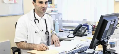 Družinski zdravnik Luka Kristanc pojasnjuje, da digitalna administracija zmanjšuje čas za stik med zdravnikom in pacientom.