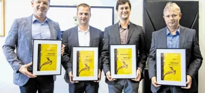 Nominiranci za gorenjsko gazelo so dobili priznanja: od leve proti desni Miro Cerkovnik (Fine Culinar), Mihael Gros (Migi), Anže &Scaron;inkovec (Agromehanika) in Miran Novljan (Tinex).&nbsp;(Foto: Matjaž Ru&scaron;t)