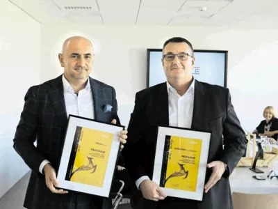 Direktor Stillesa Rok Barbič (levo) in direktor Podgorja Denis Stepančič s priznanjema za nominacijo v leto&scaron;njem izboru Gazela&nbsp;(Foto: Bojan Velikonja)