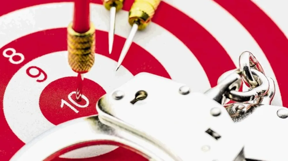 Upanje, da se krizna situacija ne bo zgodila, je prazno. Hude zgodbe se namreč ne dogajajo samo tistim, ki hodijo po robu, pač pa se lahko zgodijo vsakomur, ki posluje, odloča ali kako drugače izstopa.