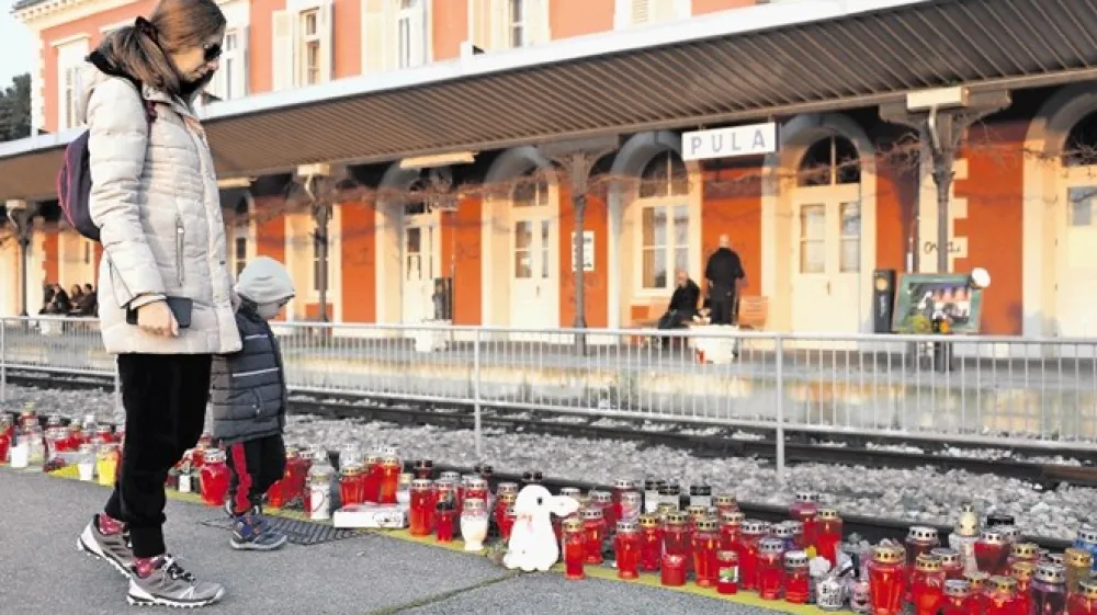 V Pulju so v čast Bala&scaron;eviću osvetlili Areno, posebej pa so se mu poklonili na železni&scaron;ki postaji, na kateri se je odvijala zgodba njegove pesmi Oprosti mi, Katrin , ter ga na zadnjo pot pospremili s piskom vlaka, ki je zapu&scaron;čal postajo. Tako kot trge mest od Srbije do Slovenije so tudi v Pulju perone prekrili sveče in pli&scaron;asti beli zajčki, ki nastopajo v njegovi pesmi Neki novi klinci .