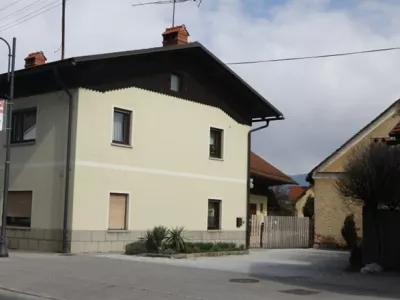 Pes, ki je do smrti ogrizel deklico, je bil pripet na dvori&scaron;ču stanovanjske hi&scaron;e v Meng&scaron;u. Foto: Luka Cjuha