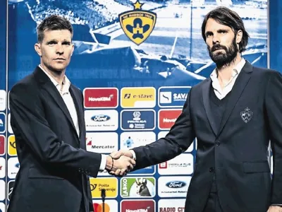 Simon Rožman in Marko &Scaron;uler sta si segla v roke ob podpisu pogodbe za novega trenerja Maribora.