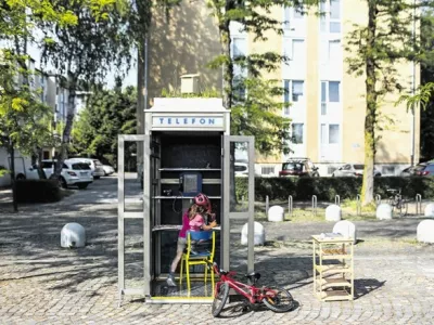 V parku &Scaron;pica bodo eno leto stale prenovljene telefonske govorilnice.