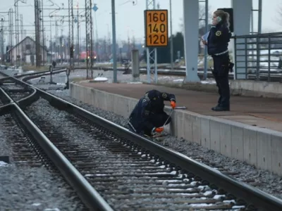 Sredi januarja letos je na tirih v Mariboru ugasnilo življenje najstnice. Preiskava sicer ni potrdila povezave s kak&scaron;nim spletnim izzivom, je pa policija primer sprva obravnavala tudi v to smer. Foto:&nbsp;Igor Napast/Večer