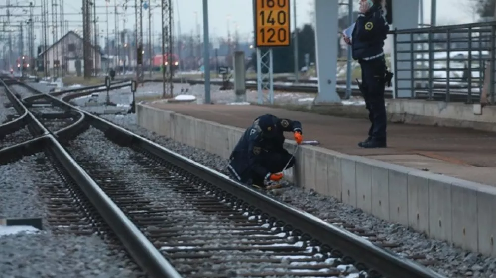 Sredi januarja letos je na tirih v Mariboru ugasnilo življenje najstnice. Preiskava sicer ni potrdila povezave s kak&scaron;nim spletnim izzivom, je pa policija primer sprva obravnavala tudi v to smer. Foto:&nbsp;Igor Napast/Večer