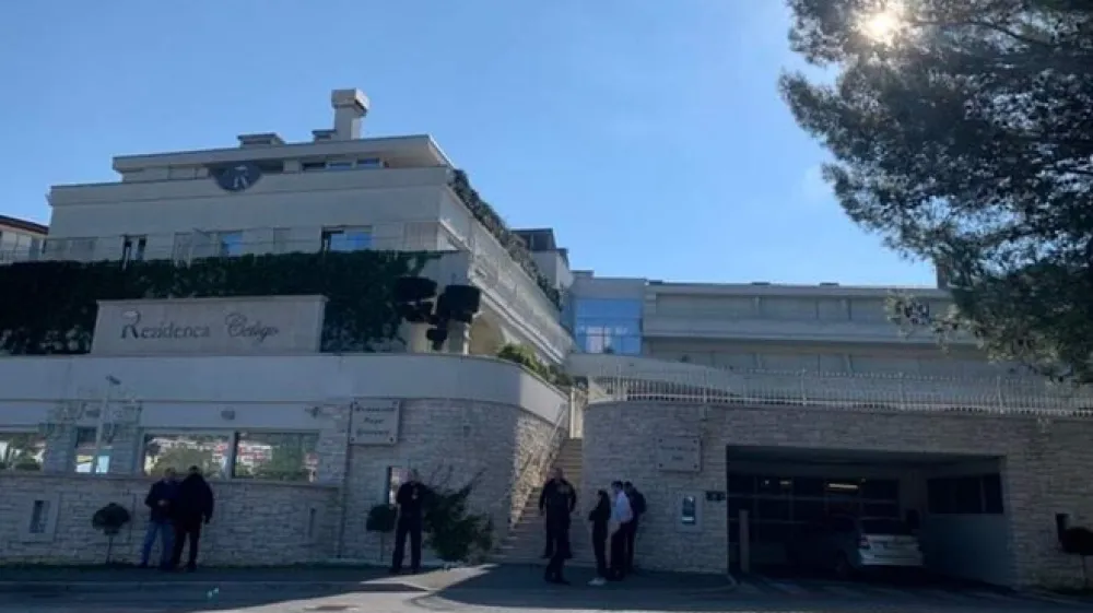 V Rezidenci Čeligo so med sporom med Sandijem Čeligo in rusko podjetnico, ki prevzema prestižni hotel, posredovali varnostniki in policija.