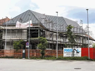 Medtem ko interpretacijsko sedi&scaron;če (na fotografiji) stoji že nekaj mesecev, naj bi kmalu postavili tudi koli&scaron;čarsko naselje.