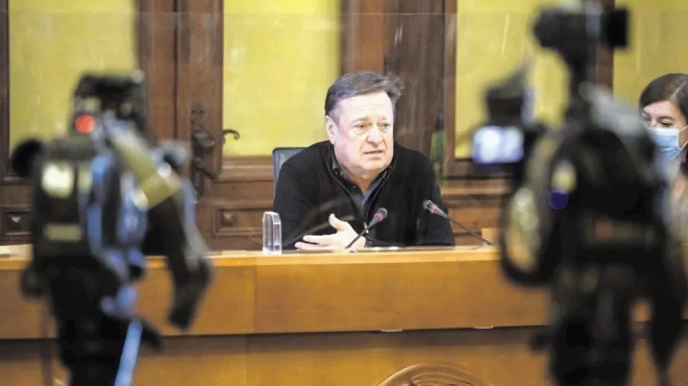 Ljubljanski župan Zoran Janković se je odzval na sobotni čivk predsednika vlade Janeza Jan&scaron;e.