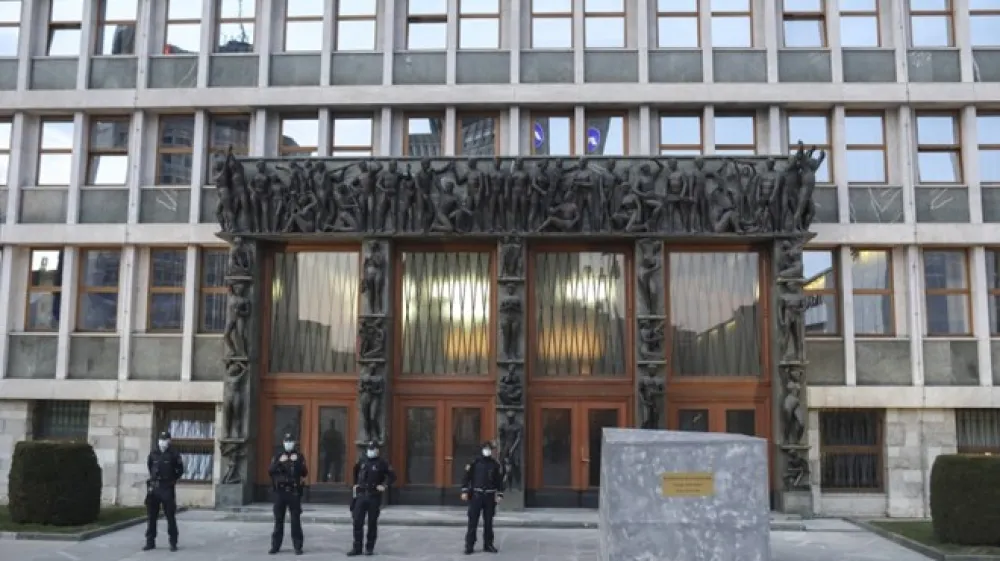 Sinoči so policisti pred parlamentom prijeli žensko, ki je kr&scaron;ila javni red in mir. Fotografija je simbolična.