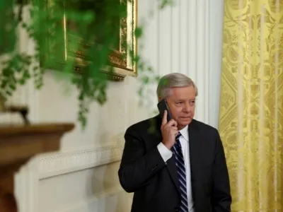 &raquo;Edini način, da se to konča, je, da nekdo v Rusiji odstrani tega možakarja. Svoji državi in svetu bo&scaron; naredil veliko uslugo,&laquo; je med drugim tvitnil Lindsey Graham.