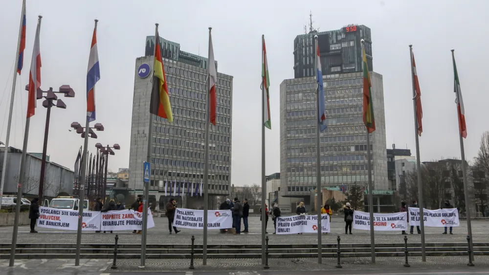 &raquo;Če se problem re&scaron;i z zakonom, je re&scaron;itev poenostavljena, vendar smo s tem zme&scaron;ali tiste, ki so bili na neki način zavedeni in upravičeni do od&scaron;kodnin, in tiste, ki do njih niso upravičeni in so zavestno sprejemali tveganja,&laquo; je pojasnil profesor z ljubljanske ekonomske fakultete dr. Sa&scaron;o Polanec. Fotografija je simbolična. Foto: Luka Cjuha