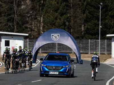 Na poligonu varne vožnje AMZS na Vranskem so prikazali, kako pravilno prehitevati kolono kolesarjev z bočno razdaljo 1,5 metra. F AMZS