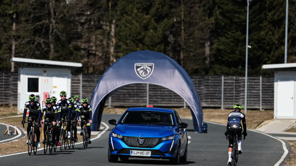 Na poligonu varne vožnje AMZS na Vranskem so prikazali, kako pravilno prehitevati kolono kolesarjev z bočno razdaljo 1,5 metra. F AMZS