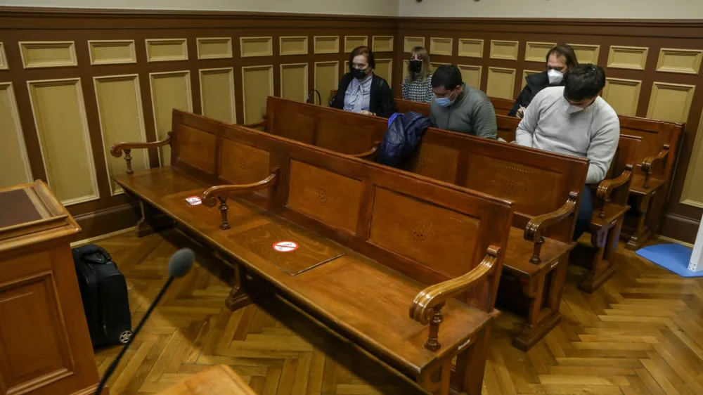 Primoža Ulage včeraj ni bilo na sodi&scaron;če. Sodnik je moral zato začetek sojenja znova prestaviti, in sicer na sredo aprila.
Foto: Luka Cjuha