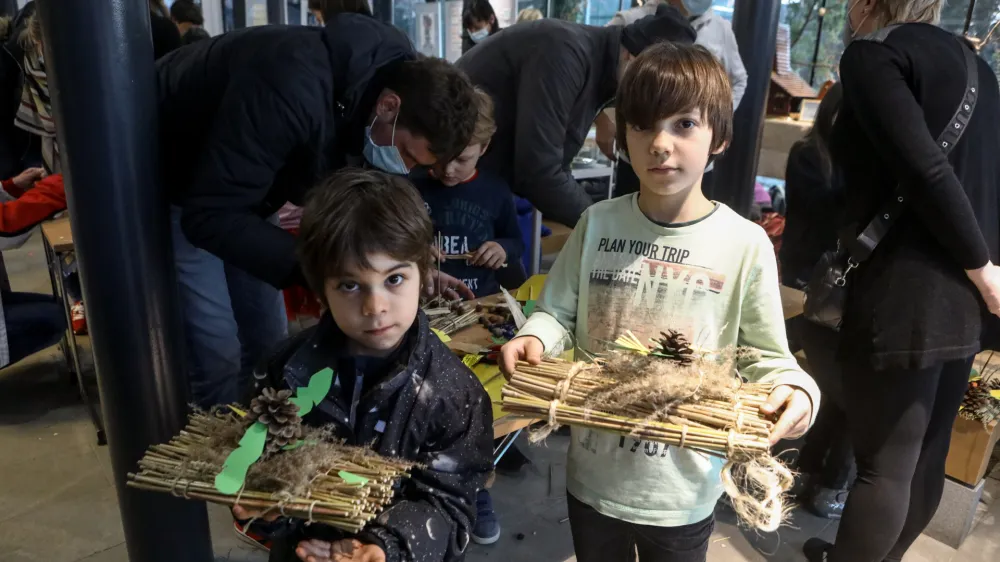 Izdelani barčici sta Peter in Nikolaj spustila po Grada&scaron;čici. Foto: Luka Cjuha