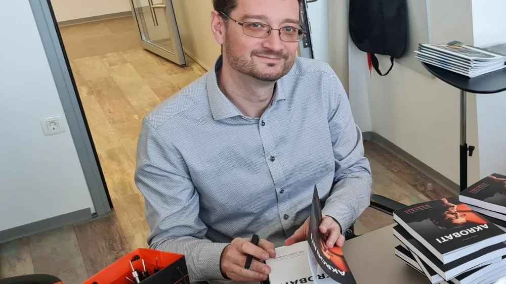Dr. Jure Knez podpisuje knjigo Akrobati, ki je po njegovih besedah nastala povsem po naključju. F Dewesoft